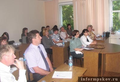 На фото: псковские участники вебинара.