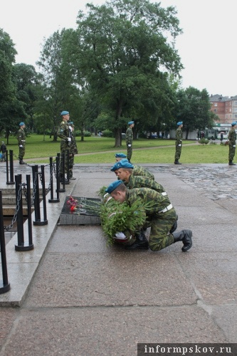 На фото: возложение гирлянды воинской Славы