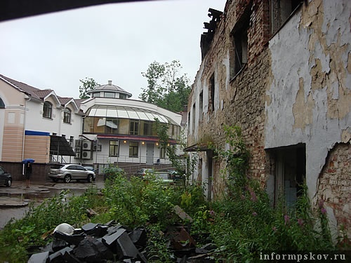 На фото: ветхое здание в центре Пскова
