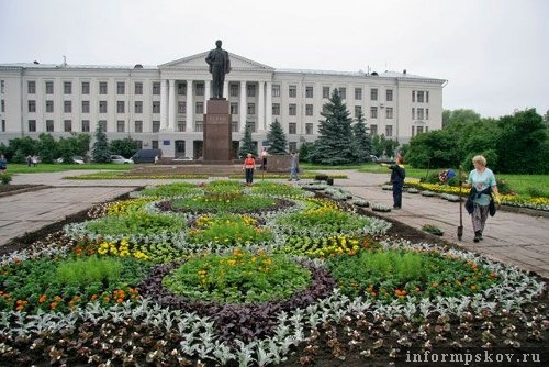 На фото: клумба на площади Ленина