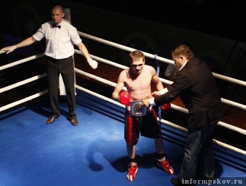 На фото: Андрей Богданов завоевал чемпионский пояс