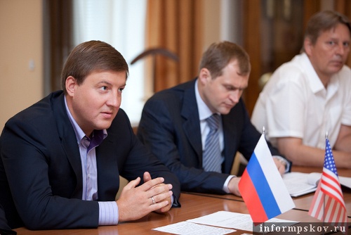 На фото: Андрей Турчак и Сергей Перникова на встрече с послом США в России.