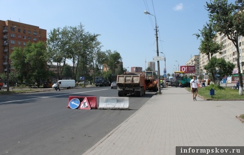 На фото: работы по нанесению разметки на Рижском проспекте