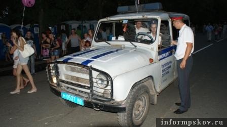 На фото: милиционеры во время охраны правопорядка в праздничные дни.