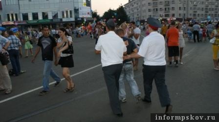 На фото: милиционеры во время охраны правопорядка в праздничные дни.