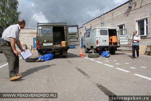 На фото: соревнования водителей «Псковэнерго»