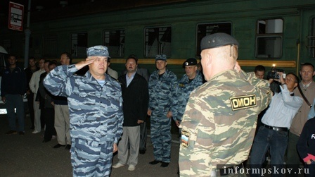 На фото: встреча бойцов ОМОНа на вокзале в Пскове.