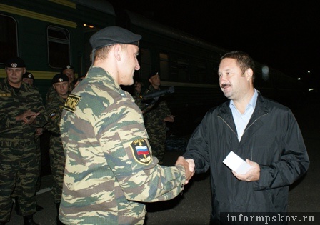 На фото: Валерий Машков вручает награды.