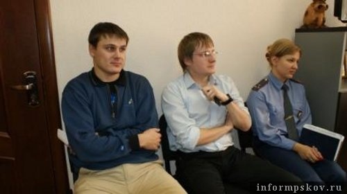 На фото: корреспонденты на встрече с руководителем УВД (фото с официального сайта УВД по Псковской области)
