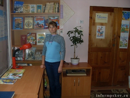 На фото: воспитанники интерната и новая мебель
