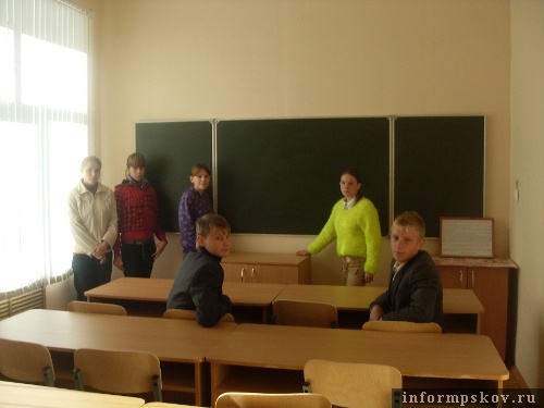 На фото: воспитанники интерната и новая мебель