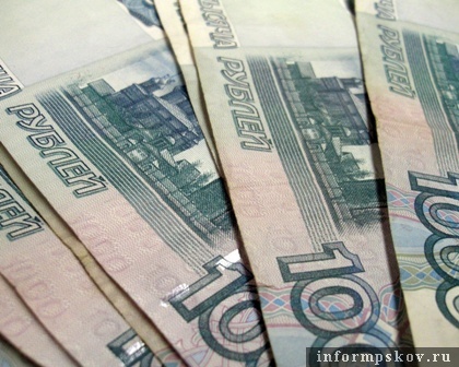 На фото: денежные купюры