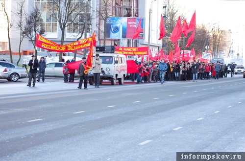 На фото: митинг КПРФ