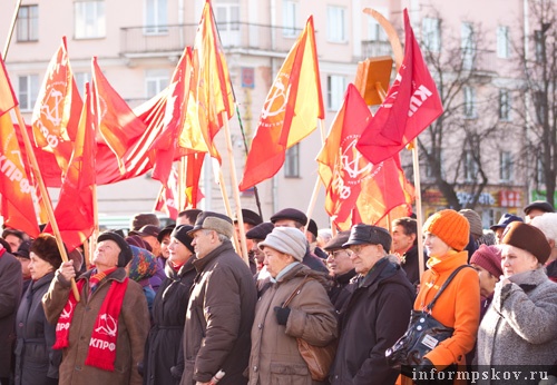 На фото: митинг КПРФ