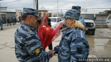 На фото: Борис Говорун поздравляет женщину-милиционера