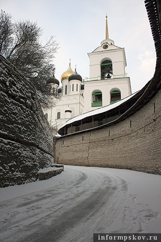 На фото: первый снег в Пскове