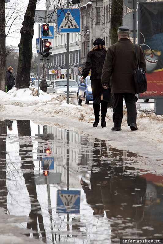 На фото: тротуар вдоль Октябрьского проспекта.