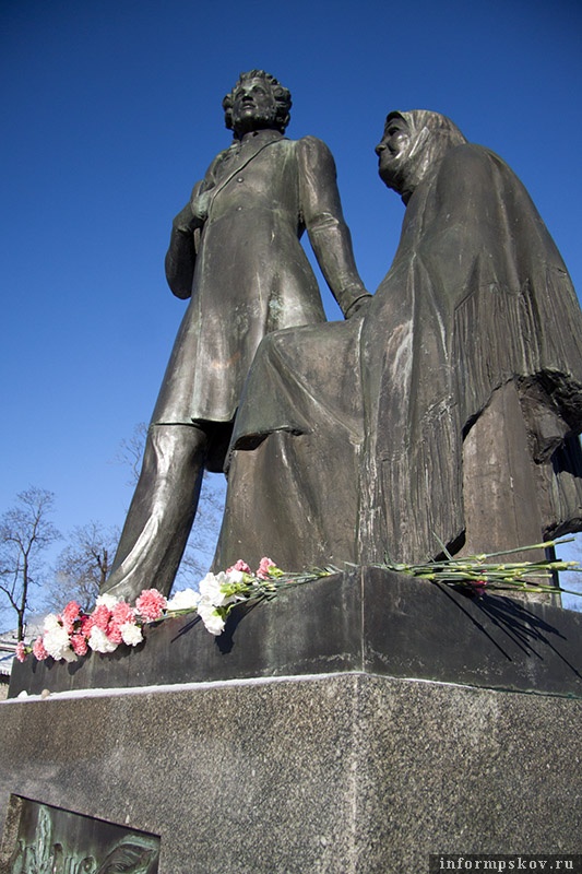На фото: памятник «Пушкин и крестьянка»