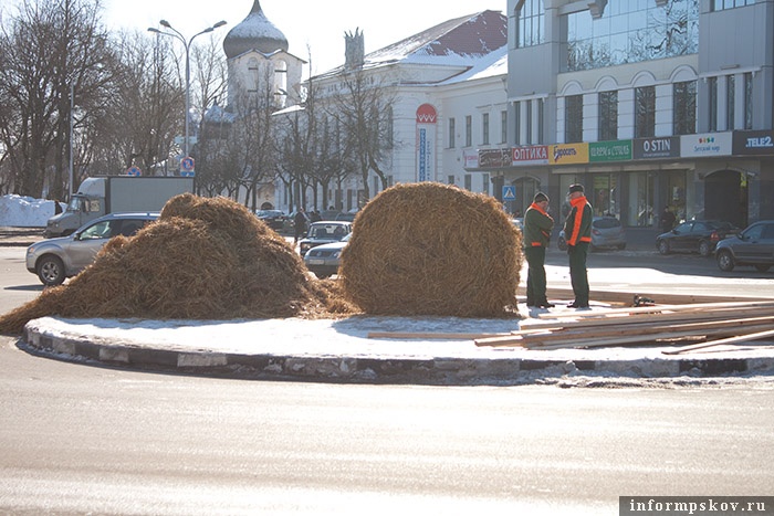 На фото: сеновал