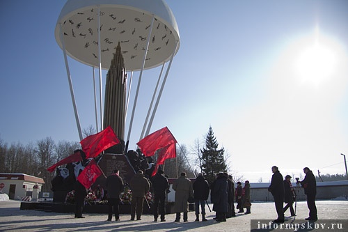 На фото: митинг коммунистов у монумента памяти шестой роты