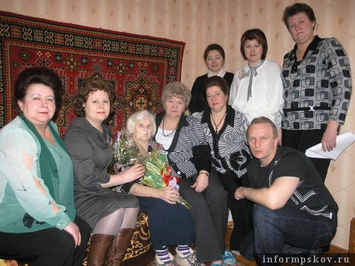 На фото: поздравление ветерана