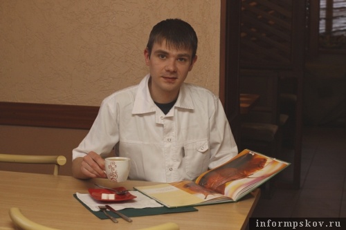 На фото: кондитер Павел Чернецов оценил кулинарную коллекцию «Комсомолки»