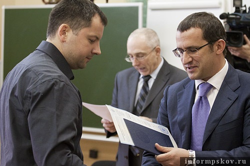 На фото: Геннадий Безлобенко вручает дипломы выпускникам госакадемии