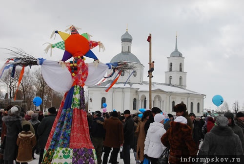 На фото: традиционный конкурс по лазанию на вертикальный столб