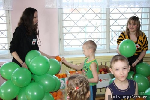 На фото: дети и волонтёры