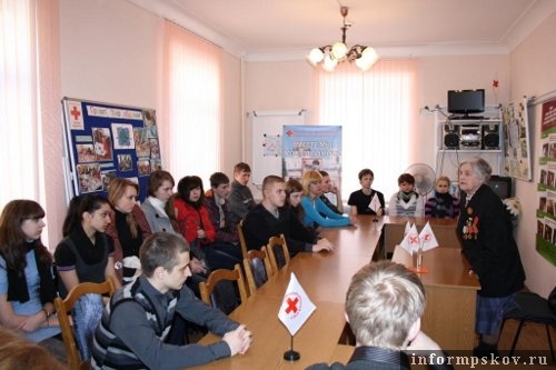На фото: встреча школьников с ветераном