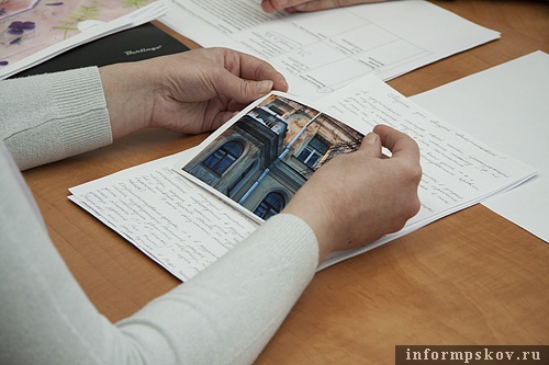 На фото: Юлия Маханько с фотографией своего дома