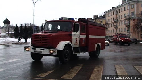 На фото: пожарные машины участвующие в акции «Проблесковый маячок»