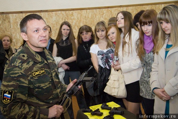 На фото: экскурсия студентов по базе ОМОН