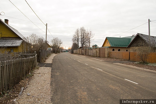 На фото: отремонтированная дорога в Изборске