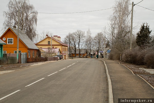 На фото: отремонтированная дорога в Изборске
