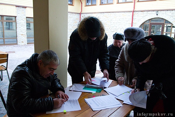 На фото: приёмка улицы Печорской в Изборске