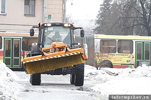 На фото: спецтехника на улицах города