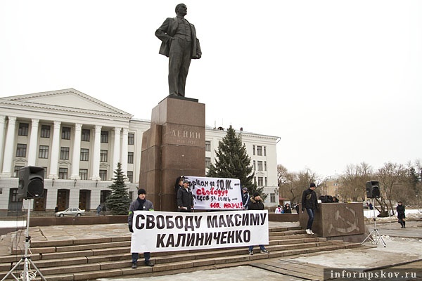 На фото: митинг на площади Ленина 