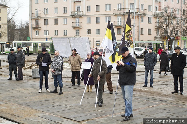 На фото: участники митинга 