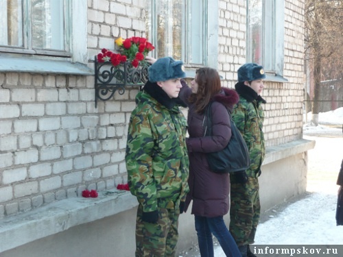 На фото: почётный караул у памятной доски Алексею Ширяеву