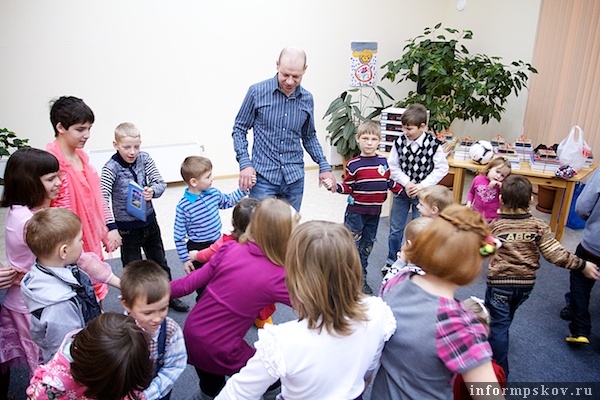 На фото: Иван Кокорин в Детской деревне-SOS