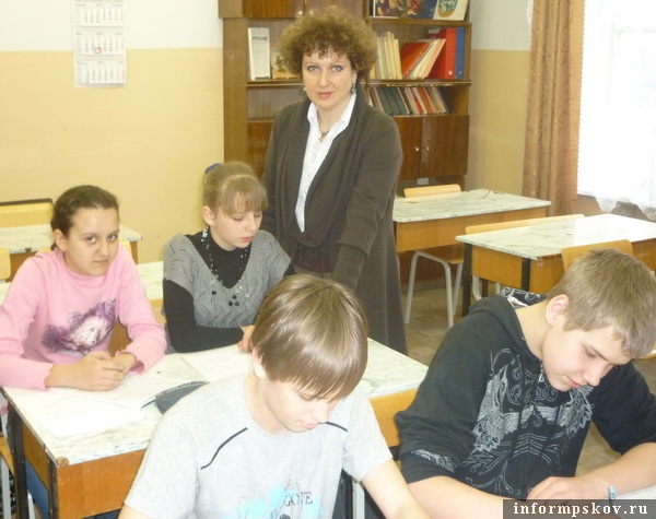 На фото: учащиеся школы «Камертон» и Ирина Галковская
