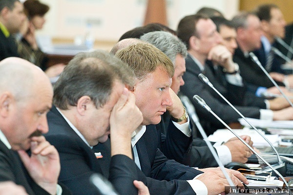 На фото: депутаты Псковского областного Собрания