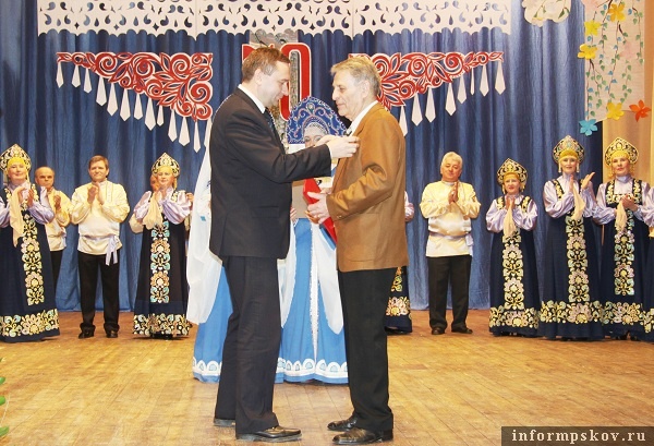 На фото: вручение награды