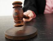 В Пскове предприниматель проигнорировал решение суда и не демонтировал вход в подвал главпочтамта