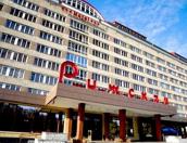 Пскович попросил для мужественных родителей установить скамейки у детской площадки возле гостиницы «Рижская» 