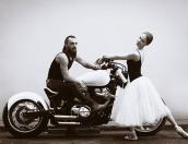Сегодня в Пскове открывается фотовыставка «Dance with somebody» петербургского фотографа Анны Чигошвилли