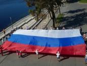 Псковская молодежь развернула  полотнище российского триколора размером 30 на 10 метров