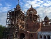 В строящемся в Себежском районе возле границе с Латвией храме подворья петербургского монастыря отслужили первую литургию (ФОТО)