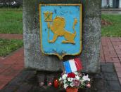 Псковичи возложили цветы к знаку Арля в Парке породнённых городов в знак скорби по погибшим в Париже от рук террористов